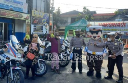 Satlantas Polres Batu melaksanakan kegiatan pembinaan dan penyuluhan (Binluh) Etika Tertib Berlalu Lintas kepada masyarakat yang melaksanakan olahraga dan wisata di Alun Alun Kota Batu, Minggu (3/7/2022)