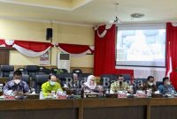 Di gedung DPRD Bupati Bojonegoro Anna Mu'awannah Bersama komisi C DPRD Bojonegoro Bersinergi Rencanakan percepatan penurunan kemiskinan di Bojonegoro (Dok Foto IST)