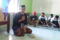 Plt. Camat Cidaun Sofyan Sauri. S. Sos saat menyampaikan sambutan dalam acara mendampingi Eka Ramdani Eks Pemain Persip, Berqurban di Cidaun. (Dok photo AE Nasution/RadarBangsa.co.id)