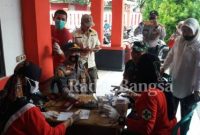 Kapolsek Cidaun, kabupaten Cianjur, provinsi Jawa Barat, AKP SUMARDI. SH bersama Danramil Cidaun Kapten Kav. M. Ma'rufin di dampingi Camat Cidaun yang diwakili Kasi Kesra kecamatan Dedeh J Herawati. SE dan Kasi Trantib Mahdar Rustandi, Kepala Puskesmas Rawat Inap Cidaun H. Eman Sulaeman. S. Kep sedang menjalani cek kesehatan di kegiatan BAKSOS Puskesmas Rawat Inap Cidaun. (Dok photo AE Nasution/RadarBangsa.co.id)