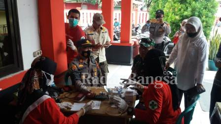 Kapolsek Cidaun, kabupaten Cianjur, provinsi Jawa Barat, AKP SUMARDI. SH bersama Danramil Cidaun Kapten Kav. M. Ma'rufin di dampingi Camat Cidaun yang diwakili Kasi Kesra kecamatan Dedeh J Herawati. SE dan Kasi Trantib Mahdar Rustandi, Kepala Puskesmas Rawat Inap Cidaun H. Eman Sulaeman. S. Kep sedang menjalani cek kesehatan di kegiatan BAKSOS Puskesmas Rawat Inap Cidaun. (Dok photo AE Nasution/RadarBangsa.co.id)