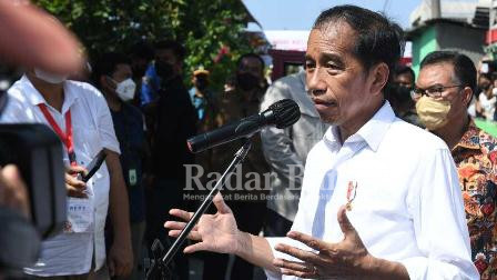 Jokowi bersama rombongan saat meninjau bedah rumah apung di Lorong 6 Umum Bagan Deli, Kecamatan Medan Belawan, Medan. (Dok. Istimewa)