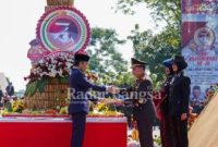 Kapolri Jenderal Listyo Sigit Prabowo saat , menerima potongan Tumpeng Presiden Jokowi di acara HUT Bhayangkara ke 76 (Dok Foto IST)