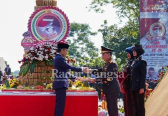 Kapolri Jenderal Listyo Sigit Prabowo saat , menerima potongan Tumpeng Presiden Jokowi di acara HUT Bhayangkara ke 76 (Dok Foto IST)