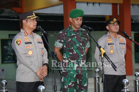 (Kiri) AKBP Miko Indrayana, S.I.K. (Tengah) Letkol Kav Endi Siswanto Yusuf Dandim 0812  (Kanan) AKBP Yakhob Silvana Delareskha, S.I.K., M.Si (Dok Foto IST)