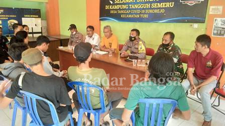 Puluhan pemuda desa Sukorejo Kecamatan Turi Lamongan mendatangi Balai Desa, menanyakan kasus diduga tindak pidana asusila di bawah umur segera ada kejelasan. (Dok Foto IST)