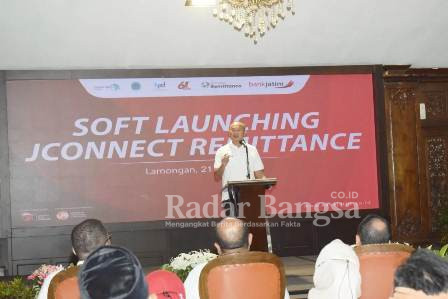Direktur Komersial dan Korporasi Bank Jatim, Edi Masrianto saat Soft Launching Jconnect Remittance di Pendopo Lokatantra Kabupaten Lamongan ( Edi S/RadarBangsa.co.id)