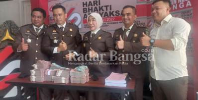 Kejaksaan Negeri Lamongan menerima uang kerugian negara senilai Rp 964.952 juta lebih, yang dikembalikan dari dua terpidana M Zaenuri dan Rudjito dalam kasus korupsi pengurukan (Dok Foto IST)