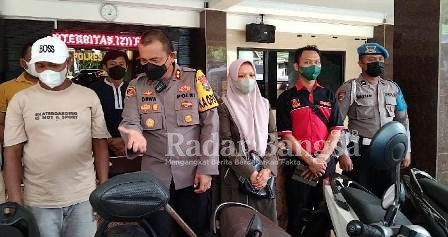 Kapolres Lumajang, AKBP Dewa Putu Eka D, S.I.K., M.H, saat memberikan kendaraan korban curanmor kepemiliknya  di lobby Mapolres Lumajang, Jum'at (22/7) (Dok Foto IST)