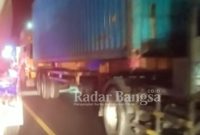 Tampak mobil besar saat jalan macet (Dok Foto Riyaman)