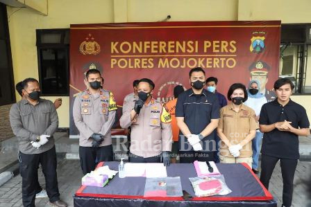 Kapolres Mojokerto, AKBP Apip Ginanjar  saat konfrensi pers (Dok Foto IST)