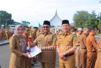  Benny Utama Bupati Pasaman, serahkan Rapor, tropy, dan piagam kepada Nina Darmayanti,SSTP.MPA Camat Lubuk Sikaping (Dok Foto Anafiah)
