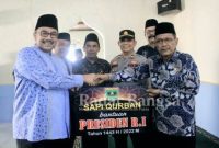  Bupati Pasaman H. Benny Utama serahkan secara simbolis Sapi Qurban dari Presiden RI Joko Widodo untuk masyarakat terdampak bencana alam Gempa Bumi Malampah, Kecamatan Tigo Nagari, Sabtu (9/7) di Masjid Nurul Iman, Malampah