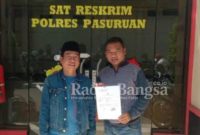 Ketua LSM Cinta Damai Hanan dan Zubaidi  saat di depan ruangan Satreskrim polres Pasuruan dengan menunjukan bukti laporan (Dok Foto Zaqi) 