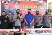 Kapolres Pasuruan AKBP Bayu Pratama Gubunagi, S.H., S.I.K., M.Si. didampingi Kasat Reskrim AKP Adhi Putranto Utomo, S.I.K., Kasi Propam, dan Kasi Humas Polres Pasuruan melaksanakan Press Release terkait Pembunuhan seorang Wanita di Kecamatan Lumbang, Kabupaten Pasuruan. (IST)