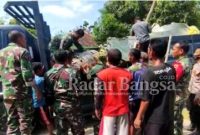 Petugas dari Tni-Polri saat evakuasi bangkai pesawat yang jatuh (Dok Foto IST/Screensot))