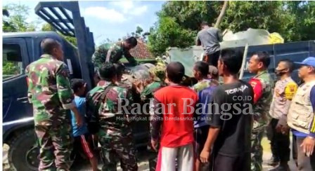 Petugas dari Tni-Polri saat evakuasi bangkai pesawat yang jatuh (Dok Foto IST/Screensot))