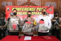 Kapolres Jepara AKBP Warsono, SH., SIK., MH, saat menggelar konferensi pers di loby Mapolres Jepara, Kamis (28/07/2022)