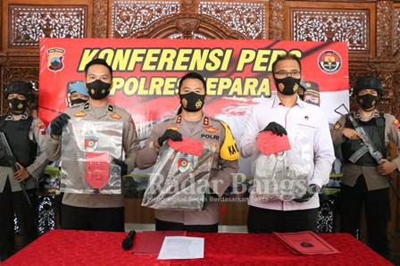 Kapolres Jepara AKBP Warsono, SH., SIK., MH, saat menggelar konferensi pers di loby Mapolres Jepara, Kamis (28/07/2022)