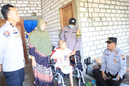 Petugas Polres Rembang bersilaturahmi ke rumahnya, Sinta yang didampingi ibunya (Dok Foto IST)