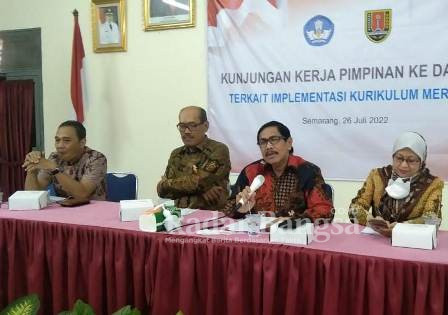  Kunjungan Kerja Pimpinan ke Daerah Terkait Implementasi Kurikulum Merdeka di SMP Negeri 5 Semarang bersama sekretaris Dirjen Pendidikan Vokasi Kemendikbudristek Dr Wartanto, Plt Kepala Dinas Pendidikan Kota Semarang Drs Kartika Hedi Aji, M.Si dan Plt. Kepala Balai Besar Penjaminan Mutu Pendidikan (BBPMP) Dr Nugraheni, Selasa (26/07). (Dok Foto IST)