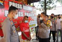 Kapolres Sragen AKBP Piter Yanottama saat menggelar konferensi persnya siang ini, Jumat (29/07/2022).