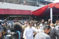 Presiden RI Ir. H. Joko Widodo , saat kunjungi Pasar Peterongan, Jl. MT. Haryono, No.936, Kec. Semarang Selatan guna menyalurkan bantuan sosial bagi penerima manfaat keluarga harapan (PKH) dan para pedagang. Selasa (05/07/2022) (Dok Foto IST)