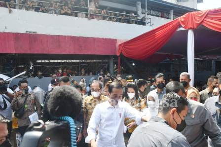 Presiden RI Ir. H. Joko Widodo , saat kunjungi Pasar Peterongan, Jl. MT. Haryono, No.936, Kec. Semarang Selatan guna menyalurkan bantuan sosial bagi penerima manfaat keluarga harapan (PKH) dan para pedagang. Selasa (05/07/2022) (Dok Foto IST)