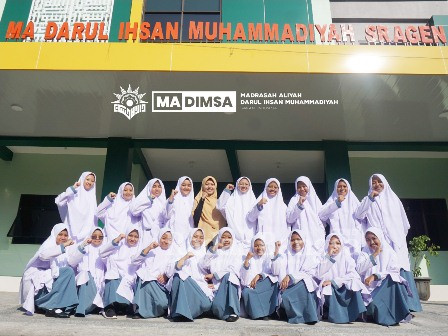  Siswa-siswi dan guru Madrasah Aliyah Darul Ihsan Muhammadiyah Sragen (MA Dimsa) (Foto IST)