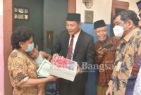  Wakil Bupati Sidoarjo H. Subandi SH saat menjenguk Balita  di rumah kosnya, Selasa, (5/7) (Dok Foto IST)