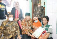 Wakil Bupati Sidoarjo H. Subandi SH.  saat kunjungi rumah penderita lumpuh Jumat pagi, (15/07/2022) (Dok Foto IST)