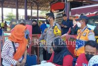 Kapolresta Sidoarjo Kombes Pol Kusumo Wahyu Bintoro SH SIK beserta rombongan saat  memantau kegiatan vaksinasi (Dok Foto IST)