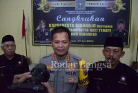 Kapolresta Sidoarjo Komisari Besar Polisi Kusumo Wahyu Bintoro, dihadapan puluhan warga Setia Hati Terate di acara cangkrukan Polresta Sidoarjo bersama PSHT jelang peringatan satu abad PSHT (Dok Foto IST)