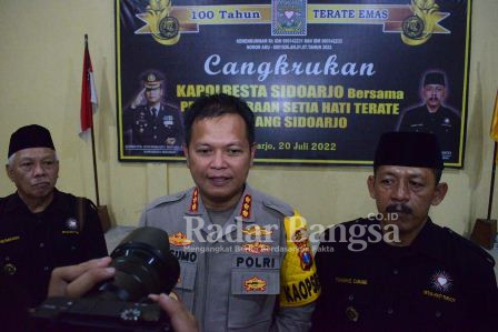 Kapolresta Sidoarjo Komisari Besar Polisi Kusumo Wahyu Bintoro, dihadapan puluhan warga Setia Hati Terate di acara cangkrukan Polresta Sidoarjo bersama PSHT jelang peringatan satu abad PSHT (Dok Foto IST)