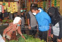 Komisaris Besar Polisi Kusumo Wahyu Bintoro bersama anggota, melakukan olahraga bersama jalan sehat, vaksinasi, dan meramaikan Pasar Suko, Sidoarjo, Sabtu (23/7/2022)