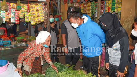 Komisaris Besar Polisi Kusumo Wahyu Bintoro bersama anggota, melakukan olahraga bersama jalan sehat, vaksinasi, dan meramaikan Pasar Suko, Sidoarjo, Sabtu (23/7/2022)