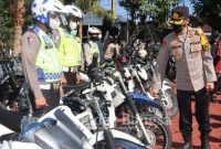 Kapolres Batu AKBP Oskar Syamsuddin didampingi PJU Polres Batu melaksanakan pengecekan kendaraan bermotor (ranmor) dinas di halaman apel Mapolres, Selasa (26/7/2022)