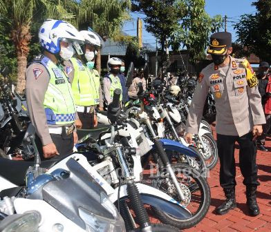 Kapolres Batu AKBP Oskar Syamsuddin didampingi PJU Polres Batu melaksanakan pengecekan kendaraan bermotor (ranmor) dinas di halaman apel Mapolres, Selasa (26/7/2022)