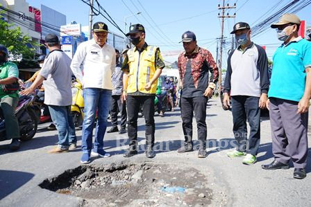 Wakil Bupati Sidoarjo H. Subandi SH melakukan peninjauan jalan rusak di Desa Tropodo, Kecamatan Waru, Jumat (08/6/22)