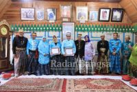 Pemerintah Kabupaten Takalar bersama Kepala Deputi Litbang BKKBN Prof. Drh. Muh Rizal Martua Damanik melaunching Dapur Sehat (Dashat) dan Pencanangan Kampung KB Dalam Pencegahan dan Penanganan Stunting, bertempat di Rumah Adat Balla Lompoa Galesong, Kecamatan Galesong Kabupaten Takalar, Selasa 26/7/2022 (IST)