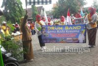 Camat Benjeng Dra. Hj. Sulichah saat melepas  festival Parade Drumband