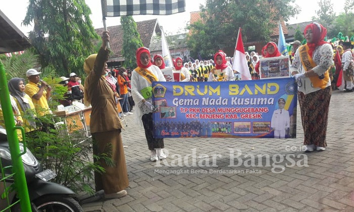 Camat Benjeng Dra. Hj. Sulichah saat melepas  festival Parade Drumband