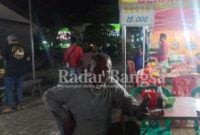 Mustaji, salah satu pedagang bakso yang menyewa stan saat ditemui awak media, pada Senin (1/8) malam