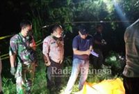  Unit Reskrim Polsek Boja melakukan penyelidikan terkait penemuan kerangka manusia di pinggir sungai Depok dekat lokasi Perkebunan Durian PT. Zansibar 