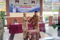 Acara Pisah pamit di pendopo Kecamatan Sukorame,  kiri Plt camat lama,  Kanan Camat yang baru.
