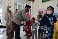 Kapolresta Sidoarjo Kombes Pol. Kusumo Wahyu Bintoro berikan santunan kepada 40 anak yatim (Dok Foto HMS)