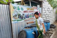 Kaisar tengah mengecek sampah organik di tempat tinggalnya yang nantinya bisa dijadikan sebagai pupuk kompos (Foto : YW)