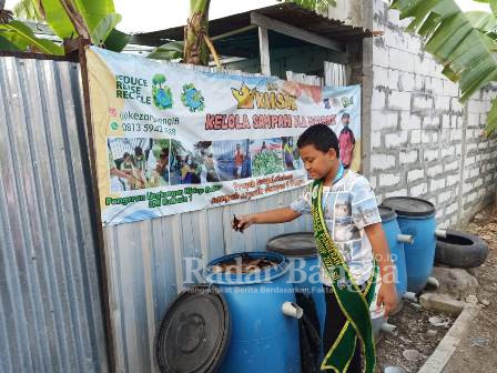 Kaisar tengah mengecek sampah organik di tempat tinggalnya yang nantinya bisa dijadikan sebagai pupuk kompos (Foto : YW)