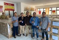 Tim ADEX Surabaya mempersiapkan pengiriman laptop ke Magelang