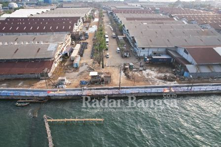  Pembangunan tembok, pondasi sumuran, bored pile, tanggul Pelindo 3 dalam siaga menghadapi banjir rob